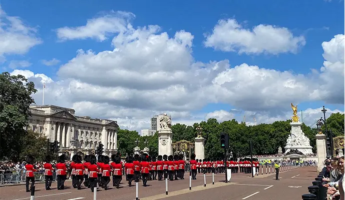 Changing of the Guard Guided Walking Tour - Image 1